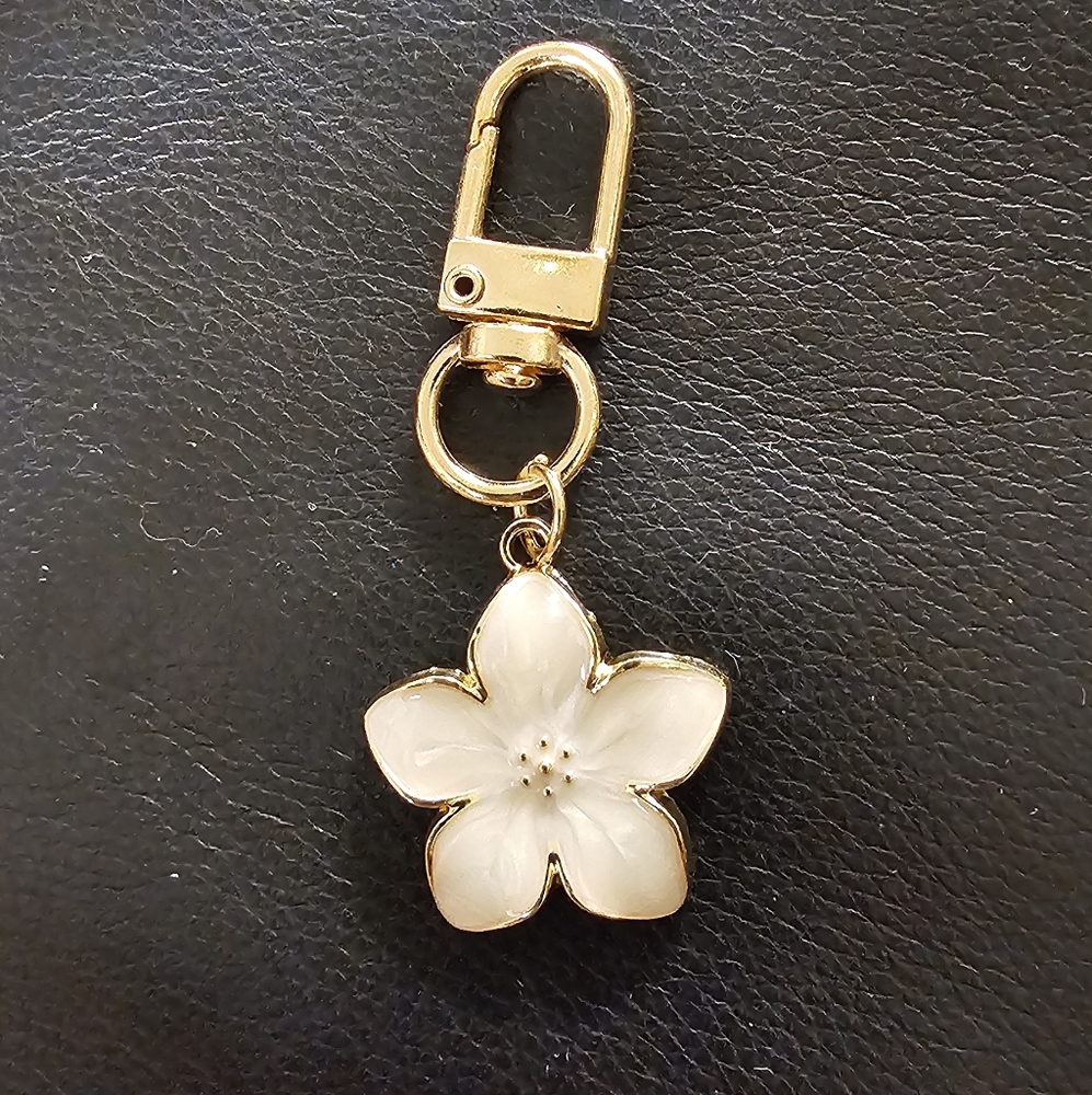 Elegant Gold and White Flower Keychain Purse Charm NWOT - Picture 3 of 3